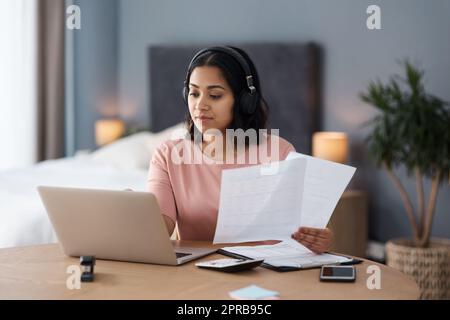 Master chargement degré. Une jeune femme travaillant à la maison. Banque D'Images