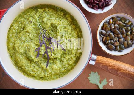 Mangez bien, vivez bien, soyez bien. Vue aérienne d'un guacamole de pepita dans une poêle sur une table en bois. Banque D'Images