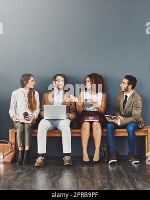 Groupe de professionnels qui parlent pendant une réunion, une discussion ou un brainstorming. Divers experts de l'entreprise, collègues et équipe discutent et planifient une stratégie sur un banc d'essai Banque D'Images