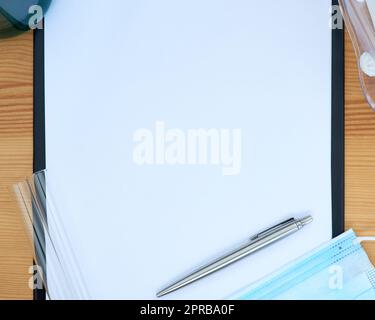 Présentation de la dernière innovation. Photo en grand angle d'une page vierge sur une table entourée de divers équipements scientifiques. Banque D'Images