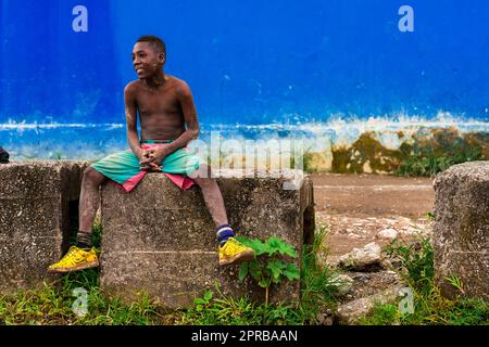 Un jeune joueur de football afro-colombien prend une pause lors d'une séance d'entraînement sur un terrain de jeu de terre à Quibdó, Chocó, Colombie. Banque D'Images