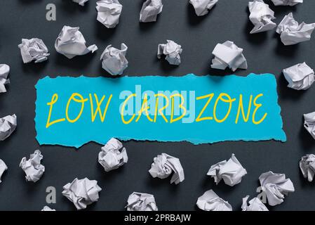 Légende de texte présentant une zone de carb basse. Concept d'affaires régime sain pour perdre du poids manger plus de protéines sans sucre émiettée Notes placées partout écrit informations importantes sur le papier. Banque D'Images