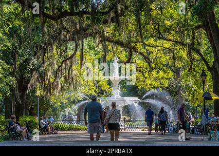 Les gens qui apprécient un après-midi de printemps magnifique au parc pittoresque de Forsyth avec sa fontaine emblématique de 1858 à Savannah, le quartier historique de Géorgie. (ÉTATS-UNIS) Banque D'Images