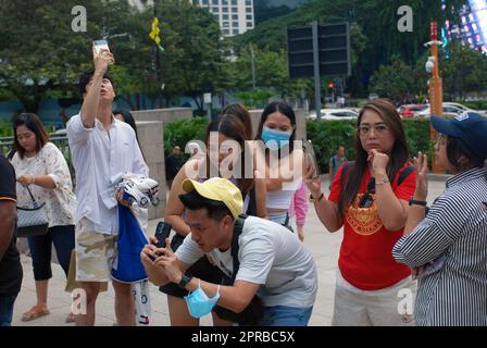 Les touristes font la queue pour prendre des photos des tours Petronas, Kuala Lumpur, Malaisie. Banque D'Images