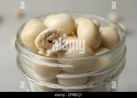 Pot en verre avec de savoureuses friandises sur la table, gros plan Banque D'Images