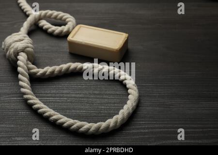 Coin de corde et porte-savon sur une table en bois sombre Banque D'Images