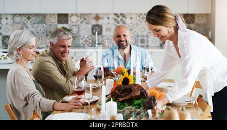 Bonne humeur, bons amis, bons moments. Deux couples assis pour déjeuner à la maison. Banque D'Images