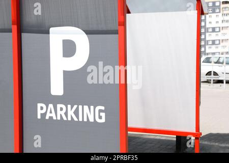 Panneau avec mot parking sur la rue de la ville, à proximité Banque D'Images