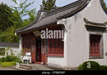 HAREN, PAYS-BAS - 23 MAI 2022 : belle vue sur le bâtiment oriental dans le jardin chinois Banque D'Images