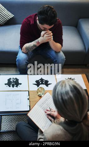 Votre esprit subconscient a quelque chose à dire: Un psychologue effectuant un test d'inkblot avec sa patiente pendant une séance thérapeutique. Banque D'Images