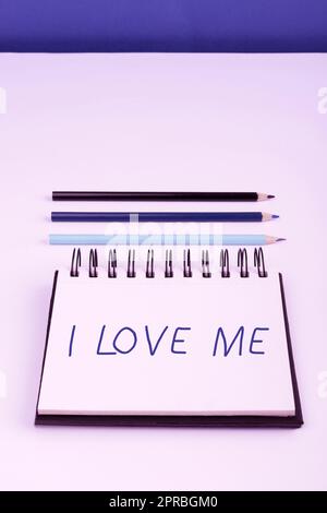 Affiche de texte montrant I Love Me. Vitrine d'affaires pour avoir l'affection bons sentiments pour soi-même acceptation importante informations écrites sur Notebook à côté de crayons. Banque D'Images