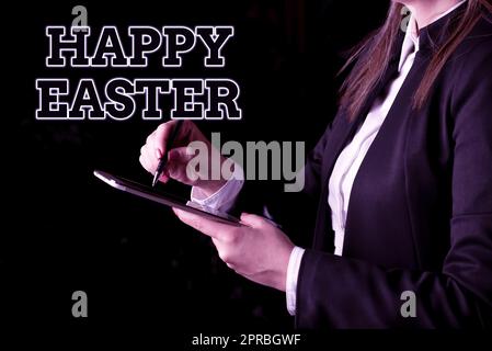 Légende conceptuelle joyeuses Pâques. Approche d'affaires Fête chrétienne commémorant la résurrection de Jésus femme d'affaires tenant la tablette d'une main et pointant avec le stylo dessus Banque D'Images