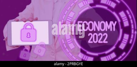 Affichage conceptuel économie 2022. Mot pour l'état de la richesse et des ressources d'un pays dans l'année prochaine homme d'affaires tenant Une tablette avec verrouillage et déverrouillage S pour Un réseau sécurisé. Banque D'Images