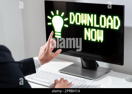 Légende conceptuelle Télécharger maintenant. Mot écrit sur pour copier ou déplacer des programmes ou des informations dans un autre appareil femme tapant des mises à jour sur le Tour Top et pointant de nouvelles idées avec un doigt. Banque D'Images