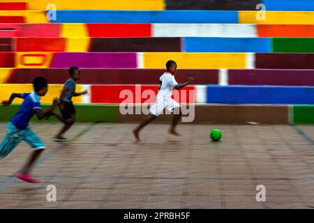 Les garçons afro-colombiens jouent au football de rue sur le front de mer de Quibdó, Chocó, Colombie. Banque D'Images