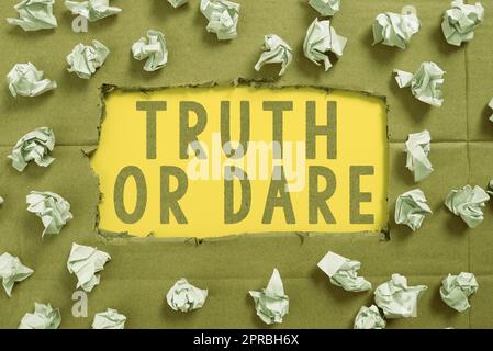 Légende de texte présentant la vérité ou la Dare. Photo conceptuelle Donnez les faits réels ou soyez prêt à accepter un défi idées importantes écrites sous du carton déchiré avec papier enroulés autour. Banque D'Images