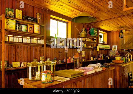 Des articles variés sont exposés dans un magasin général à l'ancienne au parc bicentenaire du comté de Baldwin, à 22 avril 2023, à Stockton, en Alabama. Banque D'Images