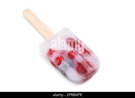 Savoureux popsicle aux baies rafraîchissantes isolé sur blanc Banque D'Images