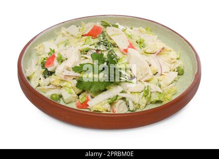 Salade délicieuse avec chou chinois, bâtonnets de crabe et persil isolé sur blanc Banque D'Images