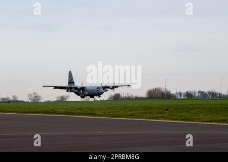 L'équipage d'un C-130 néerlandais du 336th Squadron, Commandement de la mobilité aérienne, Royal Netherlands Air Force, à Eindhoven, effectue des missions dans la zone d'atterrissage pendant l'exercice Orange Bull, sur la base aérienne de Chièvres, Belgique, 16 mars 2023. (É.-U. Photo de l'armée par Pierre-Etienne Courtejoie) Banque D'Images