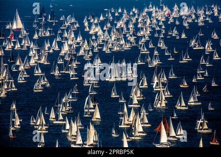 Course de régate de Barcolana à Trieste avec des milliers de bateaux Banque D'Images