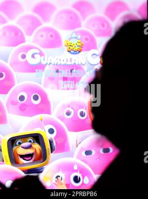 Londres, Grande-Bretagne. 26th avril 2023. Une femme est détourée contre une affiche électronique avant la projection dans la presse du film « Guardian Code » à Londres, en Grande-Bretagne, sur 26 avril 2023. Un film familial d'animation chinoise sera projeté sur les écrans de plus de 300 cinémas au Royaume-Uni (Royaume-Uni) et en Irlande sur 26 mai. Le film « Guardian Code », surnommé en anglais, est un épisode de « Boonie Bears », une série de films d'animation largement reconnue par les enfants chinois. Crédit : Li Ying/Xinhua/Alay Live News Banque D'Images