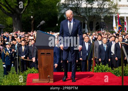 Washington, DC, États-Unis. 26th avril 2023. LE président AMÉRICAIN Joe Biden arrive à une cérémonie d'arrivée lors d'une visite d'État avec sur la pelouse sud de la Maison Blanche à Washington, DC, Etats-Unis, mercredi, 26 avril, 2023. Les États-Unis renforceront la dissuasion qu'ils fournissent à la Corée du Sud contre les menaces nucléaires, en s'assurant de la promesse de Séoul d'honorer ses engagements de ne pas poursuivre son propre arsenal nucléaire. Credit: Al Drago/Pool via CNP/dpa/Alay Live News Banque D'Images