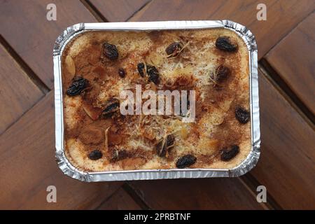 Un gros plan de klapertart qui est une cuisine typique de Manado, Indonésie. À base de viande de noix de coco jeune, sucre, farine, amandes, lait, beurre, oeufs, cinn Banque D'Images