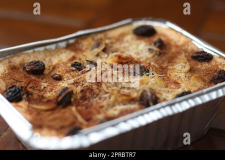 Un gros plan de klapertart qui est une cuisine typique de Manado, Indonésie. À base de viande de noix de coco jeune, sucre, farine, amandes, lait, beurre, oeufs, cinn Banque D'Images