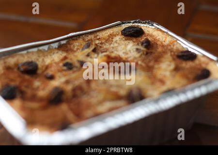 Un gros plan de klapertart qui est une cuisine typique de Manado, Indonésie. À base de viande de noix de coco jeune, sucre, farine, amandes, lait, beurre, oeufs, cinn Banque D'Images