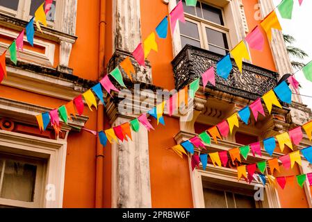 Salvador, Bahia, Brésil - 16 juin 2022: Drapeaux colorés décoratifs sont vus dans l'ornementation des festivités de Sao Joao, à Pelourinho, historique Banque D'Images