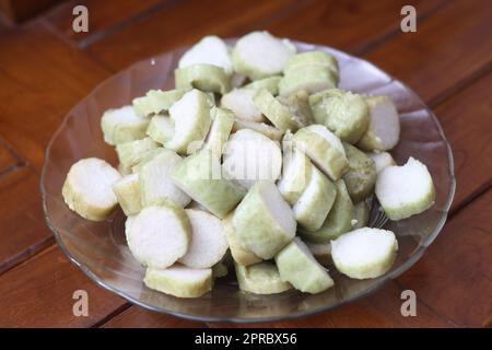 un gros plan de long. Aliments traditionnels de l'Indonésie, provenant de riz rempli de légumes ou de viande et enveloppés de feuilles de banane. Indonésien t Banque D'Images