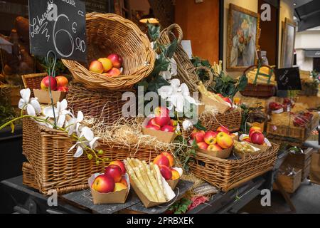 Paniers de pomme sur la rue Cler à Paris, France. 25 mars 2023. Banque D'Images