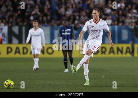 Bergame, Italie. 24th avril 2023. Italie, Bergame, avril 24 2023: Nemanja Matic (Roma Midfielder) passe tourné devant la cour dans la seconde moitié pendant le match de football ATALANTA BC vs AS ROMA, Serie A Tim 2022-2023 day31 Gewiss stade (Credit image: © Fabrizio Andrea Bertani/Pacific Press via ZUMA Press Wire) USAGE ÉDITORIAL SEULEMENT! Non destiné À un usage commercial ! Banque D'Images