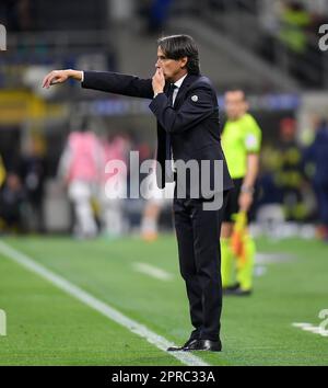 Milan, Italie. 26th avril 2023. L'entraîneur-chef de l'Inter Milan Simone Inzaghi se met en mouvement lors du match de deuxième jambe demi-finale de la coupe d'Italie entre l'Inter Milan et le FC Juventus à Milan, en Italie, sur 26 avril 2023. Credit: Federico Tardito/Xinhua/Alamy Live News Banque D'Images