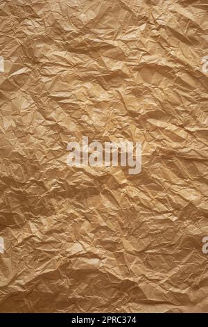 papier brun fin froissé, tons bruns feuille de recyclage froissée de la texture d'arrière-plan de la surface du papier, ressources graphiques avec espace pour le texte Banque D'Images