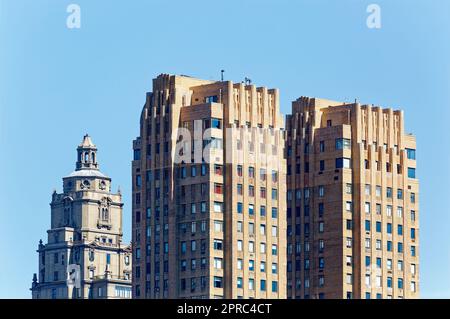 Vue sur Central Park : les tours jumelles du Majestic, site art déco, sont situées à un pâté de maisons de l'Ouest de Central Park. Banque D'Images