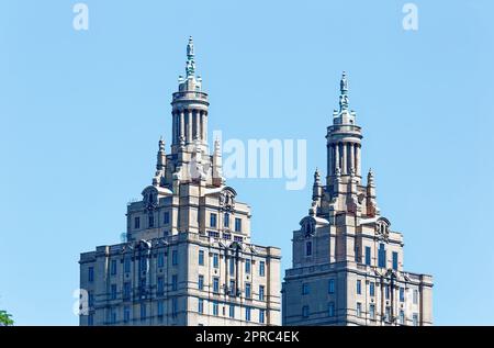 Vue sur le parc central : les tours emblématiques néo-Renaissance de San Remo, au cœur de l'Upper West Side/quartier historique de Central Park West. Banque D'Images