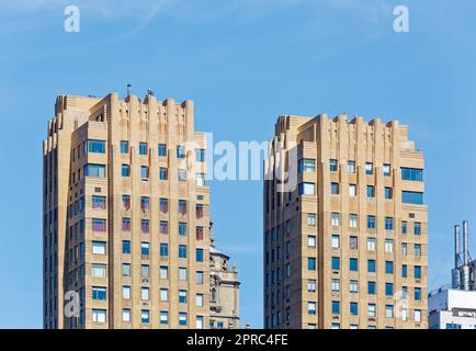 Vue sur Central Park : les tours jumelles du Majestic, site art déco, sont situées à un pâté de maisons de l'Ouest de Central Park. Banque D'Images