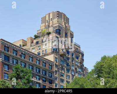 Vue sur le parc central : l'Ardsley, une tour d'appartements art déco conçue par Emery Roth et construite en 1931. Banque D'Images