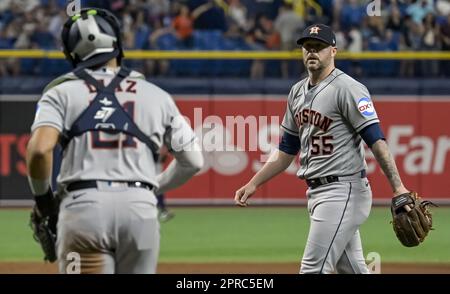 Tampa, États-Unis. 26th avril 2023. Le lanceur de secours de Houston Astros Ryan Pressly (55) marche vers le Catcher de Houston Yainer Diaz (21) après la finale d'une victoire de 1-0 sur les Tampa Bay Rays pendant un match de baseball au Tropicana Field à St. Petersburg, Floride, mercredi, 26 avril 2023. Photo de Steve Nesius/UPI. Crédit : UPI/Alay Live News Banque D'Images