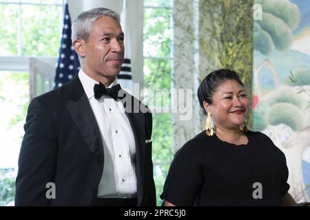 Washington, États-Unis. 26th avril 2023. Le maire de San Antonio, le Texas Ron Nirenberg et Erika Prosper arrivent mercredi à la Maison Blanche à Washington, DC, 26 avril 2023 pour le dîner d'État avec le président Joe Biden et le président sud-coréen Yoon Suk Yeol. Photo de Bonnie Cash/UPI Credit: UPI/Alay Live News Banque D'Images
