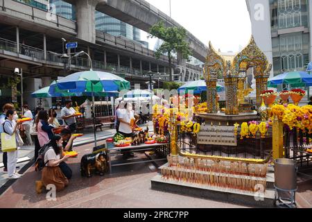 Le peuple thaïlandais priant au sanctuaire d'Erawan à Chid LOM, Bangkok, Thaïlande. Banque D'Images