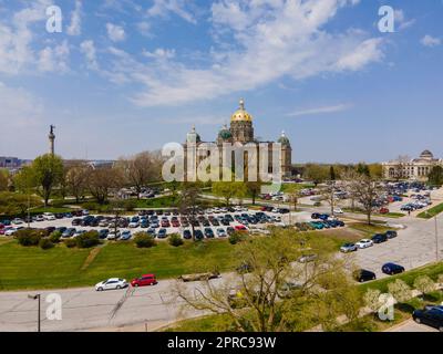 Photographie aérienne du complexe du Capitole de l'État, des Moines, Iowa, États-Unis, lors d'une belle journée de printemps. Banque D'Images