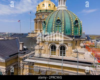 Photographie aérienne du complexe du Capitole de l'État, des Moines, Iowa, États-Unis, lors d'une belle journée de printemps. Banque D'Images