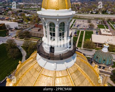 Photographie aérienne du complexe du Capitole de l'État, des Moines, Iowa, États-Unis, lors d'une belle journée de printemps. Banque D'Images