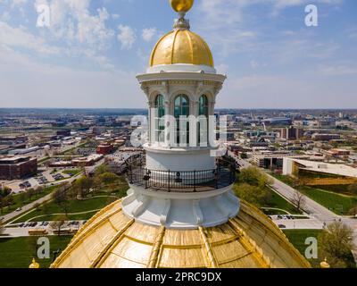 Photographie aérienne du complexe du Capitole de l'État, des Moines, Iowa, États-Unis, lors d'une belle journée de printemps. Banque D'Images