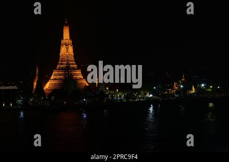 Wat Arun (Temple de l'Aube) sur les rives du fleuve Chao Phraya à Bangkok, en Thaïlande. Banque D'Images