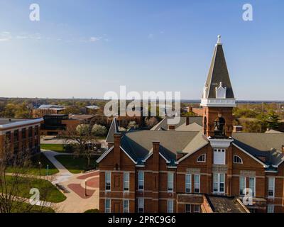 Ancien principal. Photographie aérienne de l'Université Drake lors d'une belle soirée de printemps. Des Moines, Iowa, États-Unis. Banque D'Images