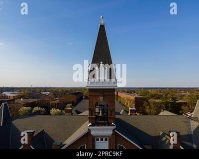 Ancien principal. Photographie aérienne de l'Université Drake lors d'une belle soirée de printemps. Des Moines, Iowa, États-Unis. Banque D'Images